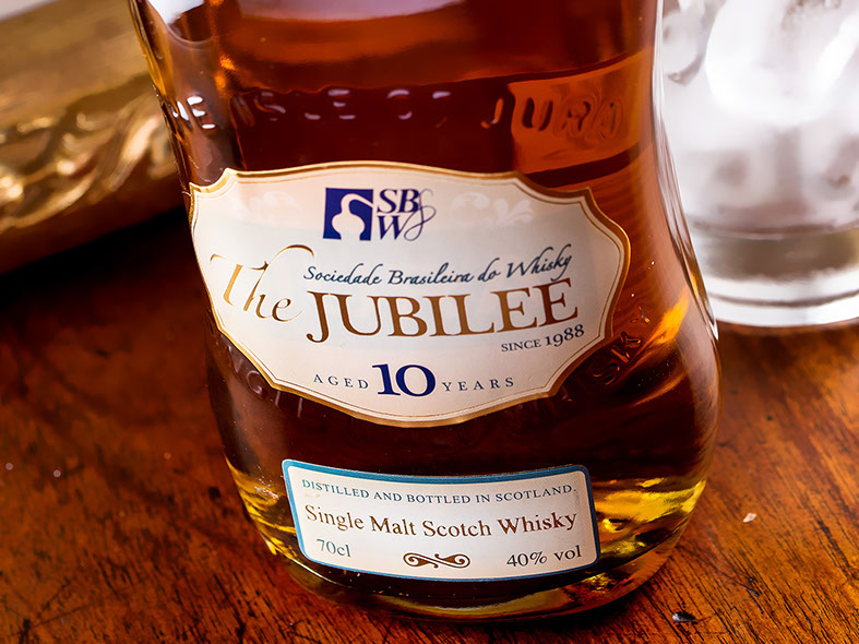 Rótulo do whisky The Jubilee, comemorativo dos 25 anos da SBW – Sociedade Brasileria do Whisky. Design da Filtra Mídias